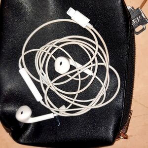 AUTHENTIC GENUINE I PHONE EARBUDS
